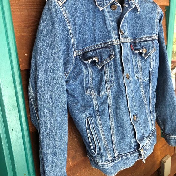 Vintage Levi’s medium wash denim jacket. 💙 - Picture 7 of 7